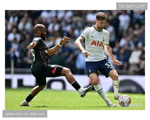 热刺连续边路突破，前锋冷静推射破门，赢得全场喝彩